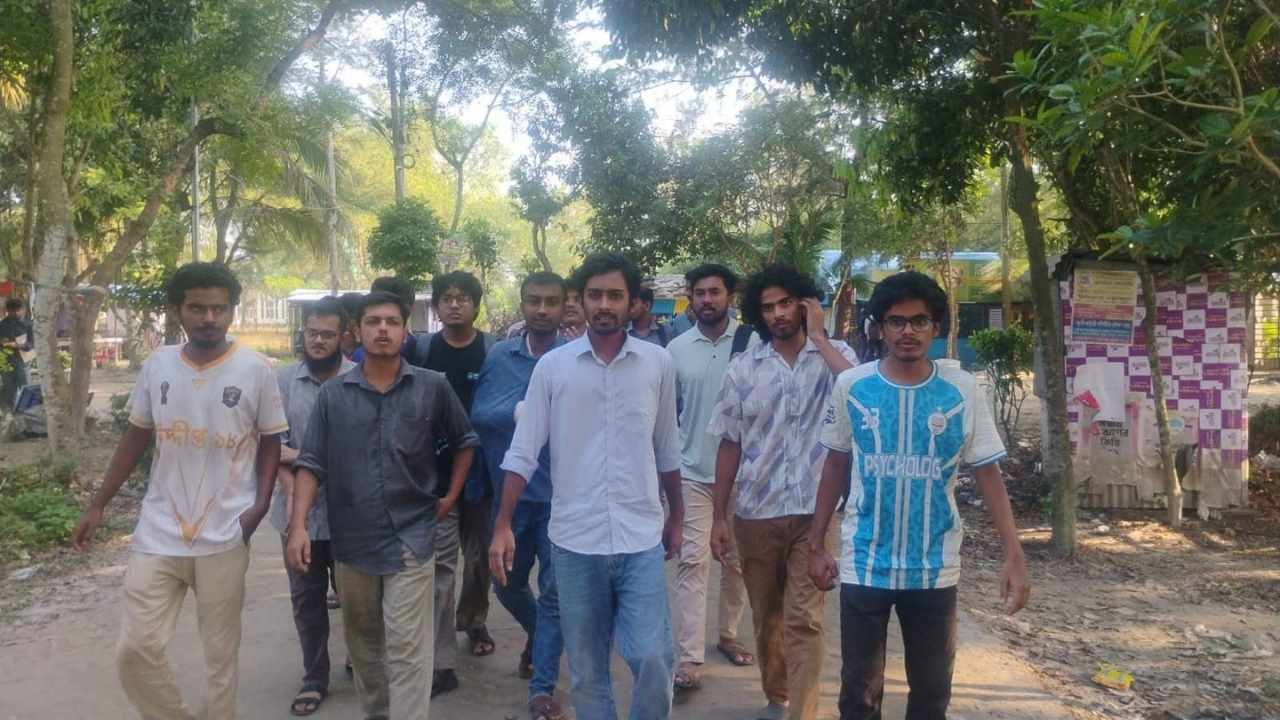 গোবিপ্রবি ছাত্র গণমঞ্চের সদস্যসচিব শাওনের ওপর হামলার প্রতিবাদে বিক্ষোভ