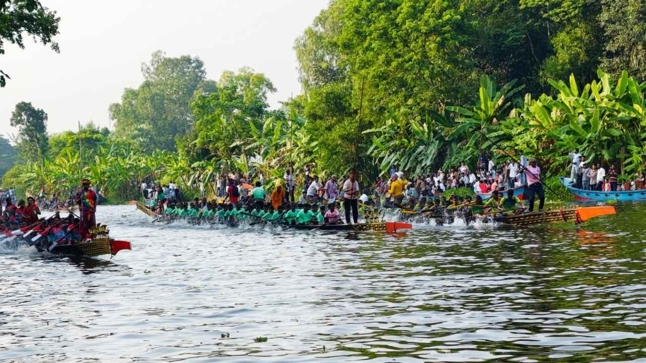 কোটালীপাড়ায় বিশ্বকর্মা পূজা উপলক্ষে আনন্দমুখর নৌকাবাইচ