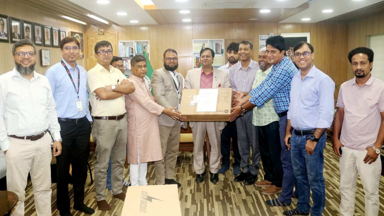 গোবিপ্রবিকে ১০টি কম্পিউটার উপহার দিল ইউসিবি ব্যাংক