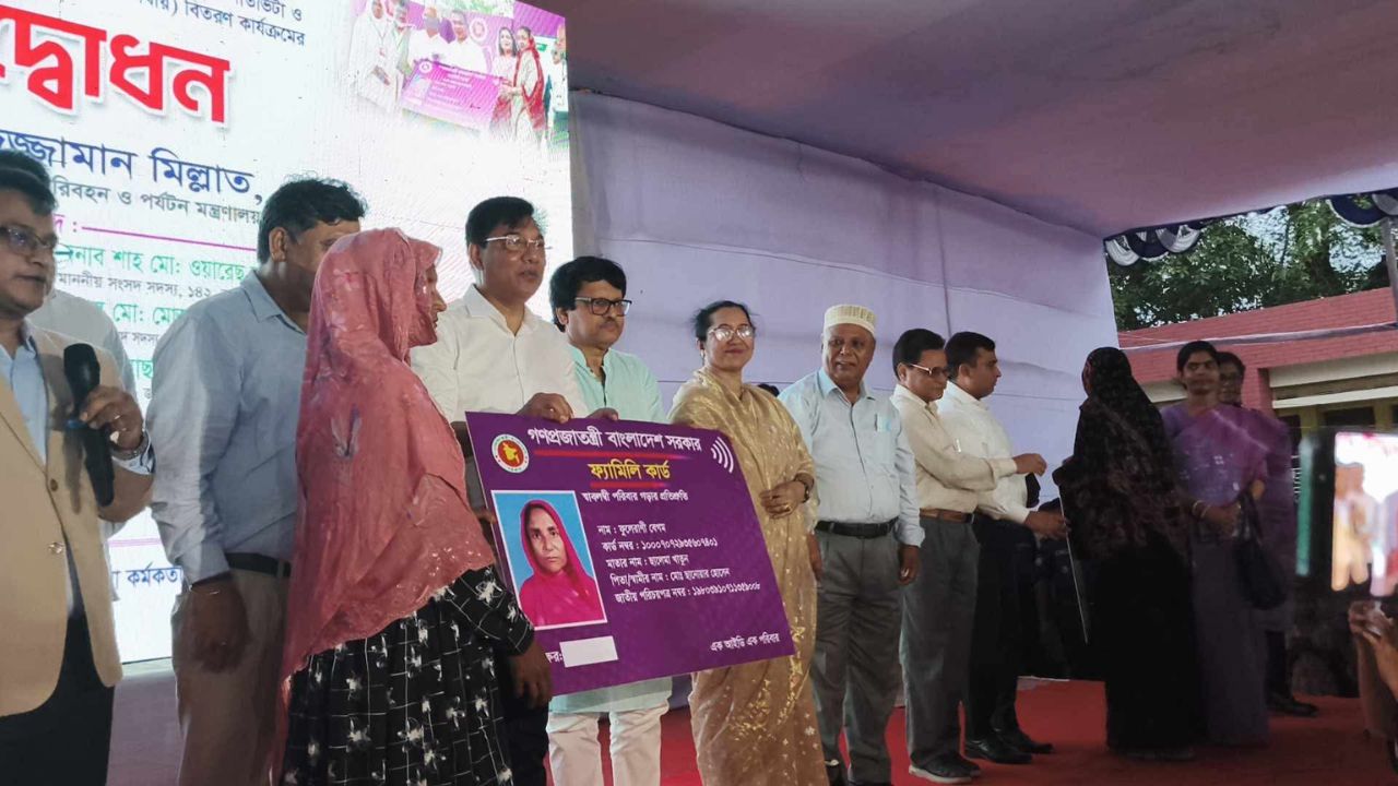 সারা দেশে একযোগে ২য় পর্যায়ের ফ্যামিলি কার্ড বিতরণ শুরু, বকশীগঞ্জে উদ্বোধন
