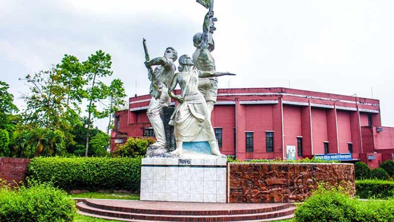বাকৃবির ৪ হলের সংঘর্ষে দায়ীদের বিষয়ে কঠোর প্রশাসন