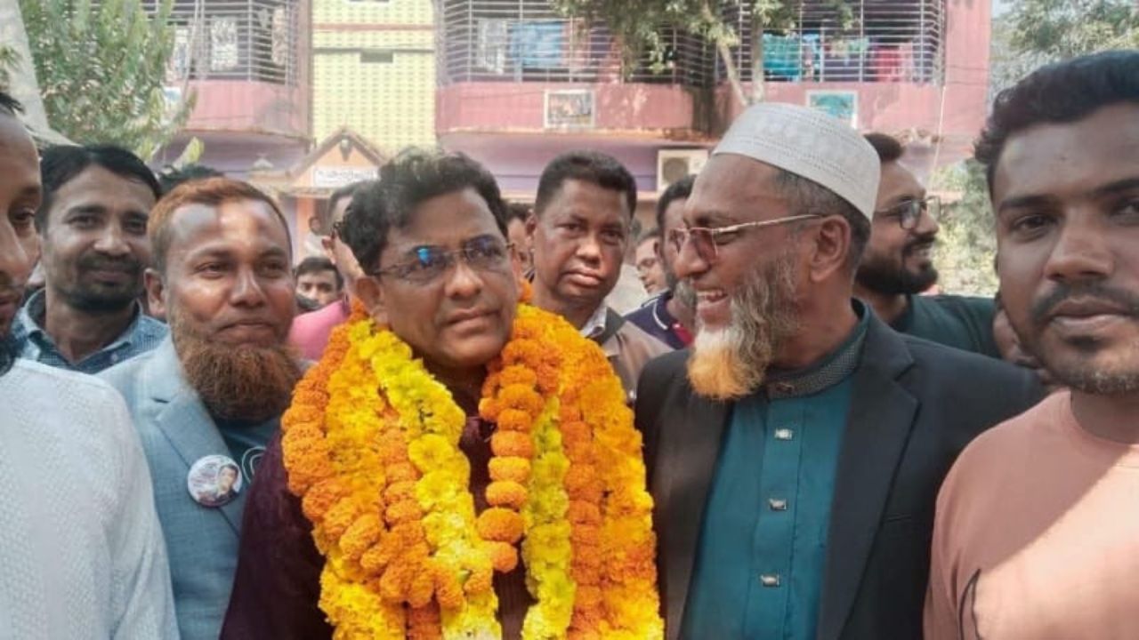 প্রতিদ্বন্দ্বী প্রার্থীর হাত ধরে সেলিমুজ্জামান সেলিমের ঐক্যের বার্তা