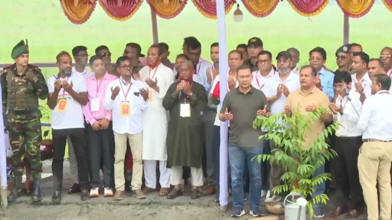 বরিশাল পৌঁছেছেন প্রধানমন্ত্রী, অংশ নিয়েছেন বৃক্ষরোপণ কর্মসূচিতে