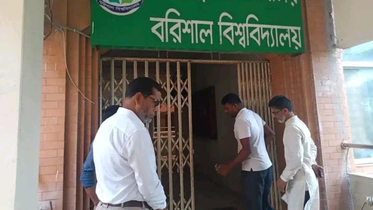ববিতে শিক্ষকদের দেয়া তালা ভাঙলেন উপাচার্য : ৪৬ পরীক্ষা স্থগিত, জটে শিক্ষার্থীরা