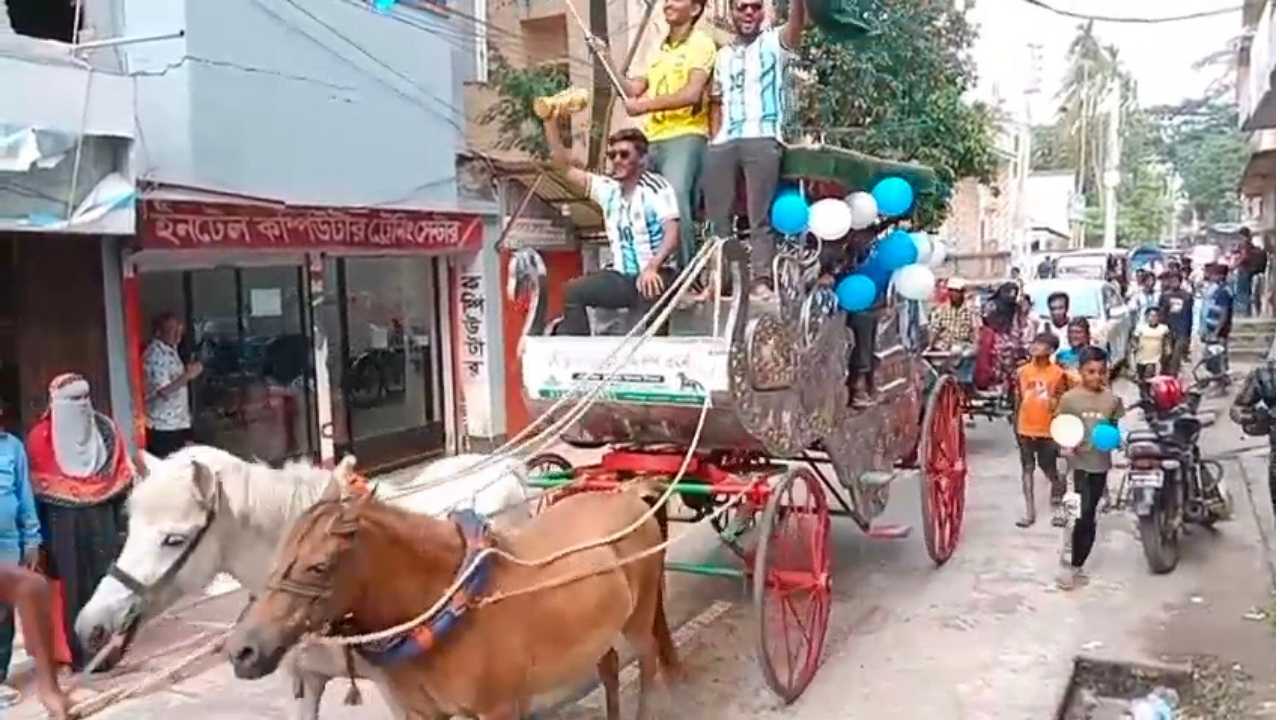 আর্জেন্টিনার সমর্থনে ঝালকাঠিতে ঘোড়ার গাড়ি নিয়ে বর্ণাঢ্য শোভাযাত্রা