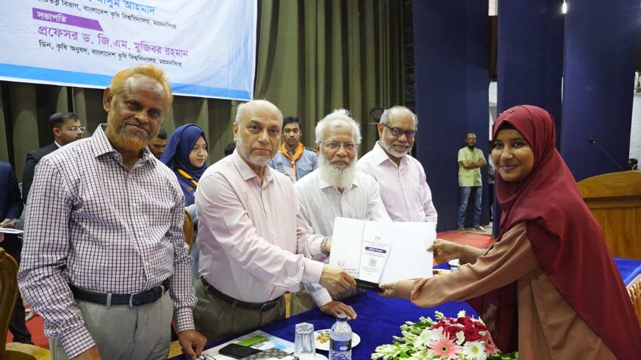 বাকৃবির কৃষি অনুষদের ১২ শিক্ষার্থী পেলেন ডিনস অ্যাওয়ার্ড