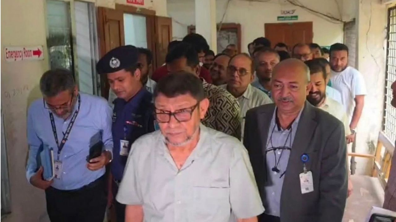 শরীয়তপুরে হঠাৎ স্বাস্থ্যমন্ত্রী, দুই চিকিৎসককে শোকজ ও দুই ক্লিনিক বন্ধ।
