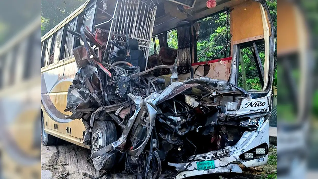 নাটোরে বাস-ট্রাক সংঘর্ষ: নিহতের সংখ্যা বেড়ে ১৪