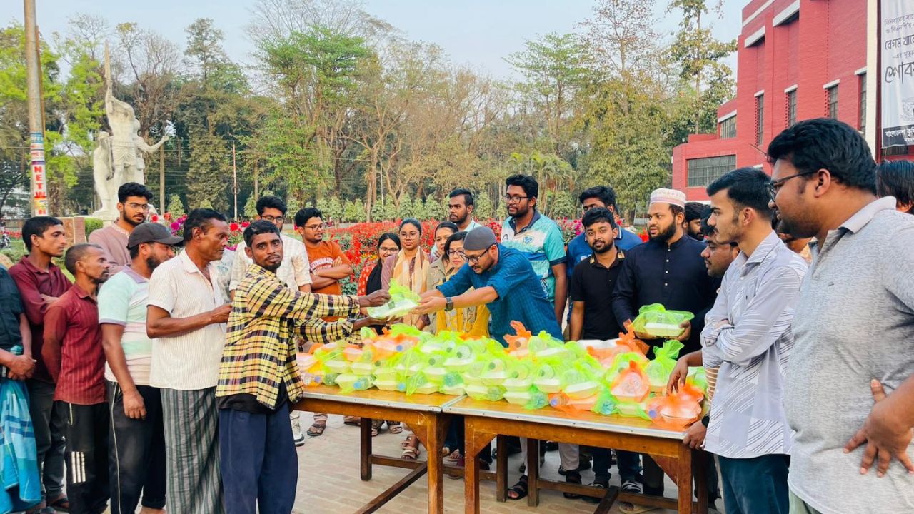 শ্রমজীবী ও দুস্থ মানুষের মাঝে বাকৃবি ছাত্রদলের ইফতার বিতরণ কর্মসূচি
