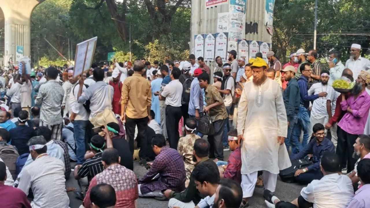 দাবি আদায়ে শহীদ মিনারে অবস্থান কর্মসূচিতে শিক্ষক-কর্মচারীরা