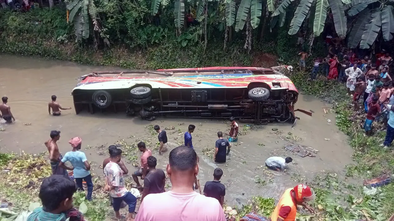 কুষ্টিয়ায় বাস-ট্রাক সংঘর্ষে নিহত ৮, আহত ৩০