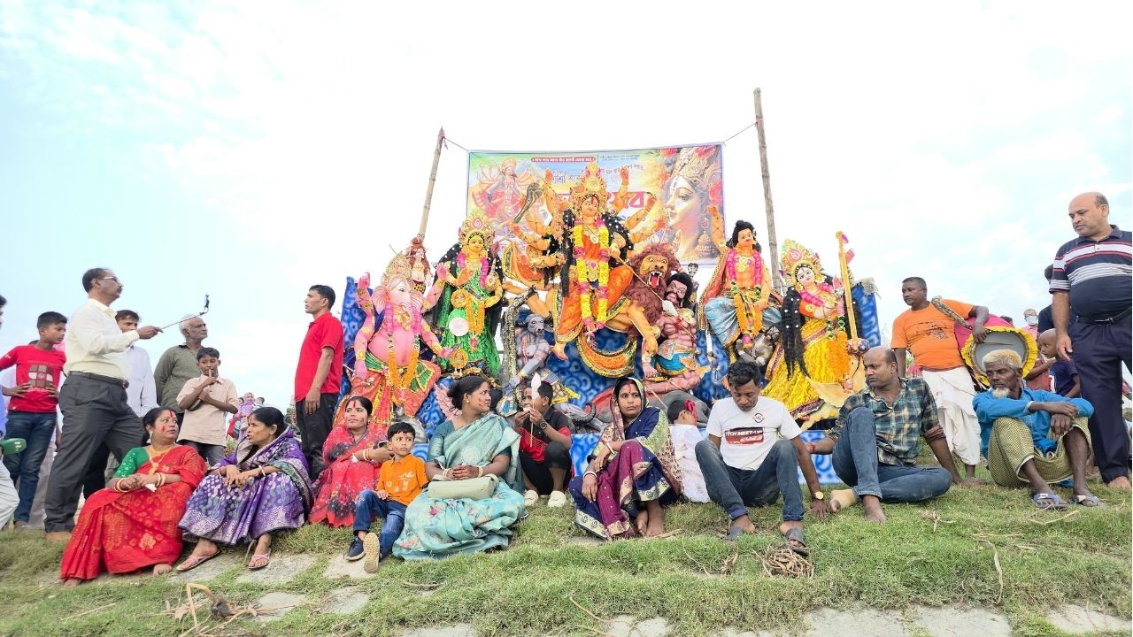 ইছামতীতে নিজ নিজ সীমানায় প্রতিমা বিসর্জন, হলো না দুই বাংলার মিলনমেলা