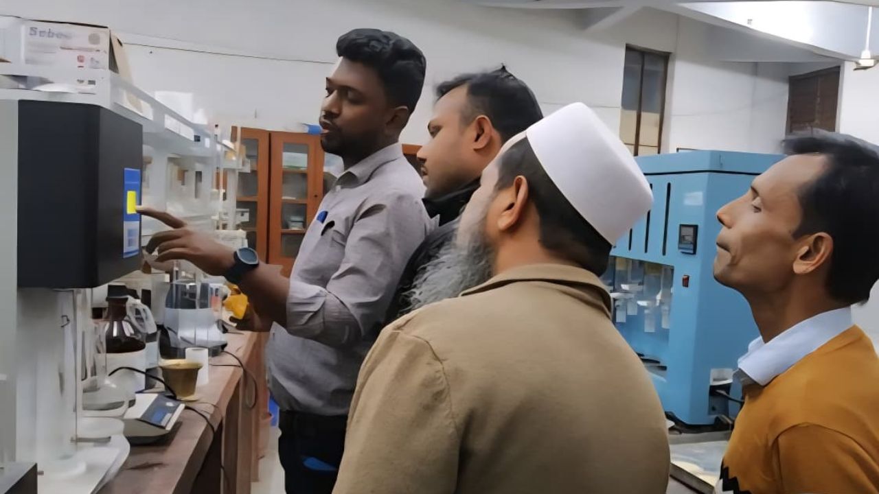 পোল্ট্রি-গবাদিপশুর খাদ্যে খরচ কমাবে বাকৃবির ‘বাউ-এফএস’