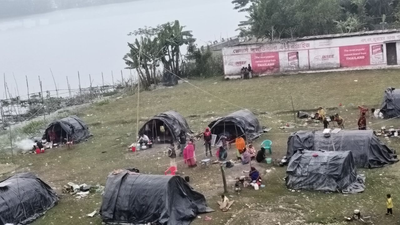 হিমেল হাওয়া ও কুয়াশায় বিপর্যস্ত বাকেরগঞ্জের জনজীবন, বেড়েছে শীতজনিত দুর্ভোগ