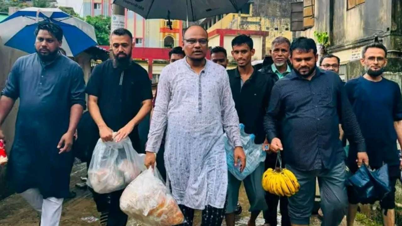 চট্টগ্রামে জলাবদ্ধতায় পানিবন্দী ২০০ পরিবারের পাশে সমাজসেবক মোহাম্মদ ইলিয়াছ