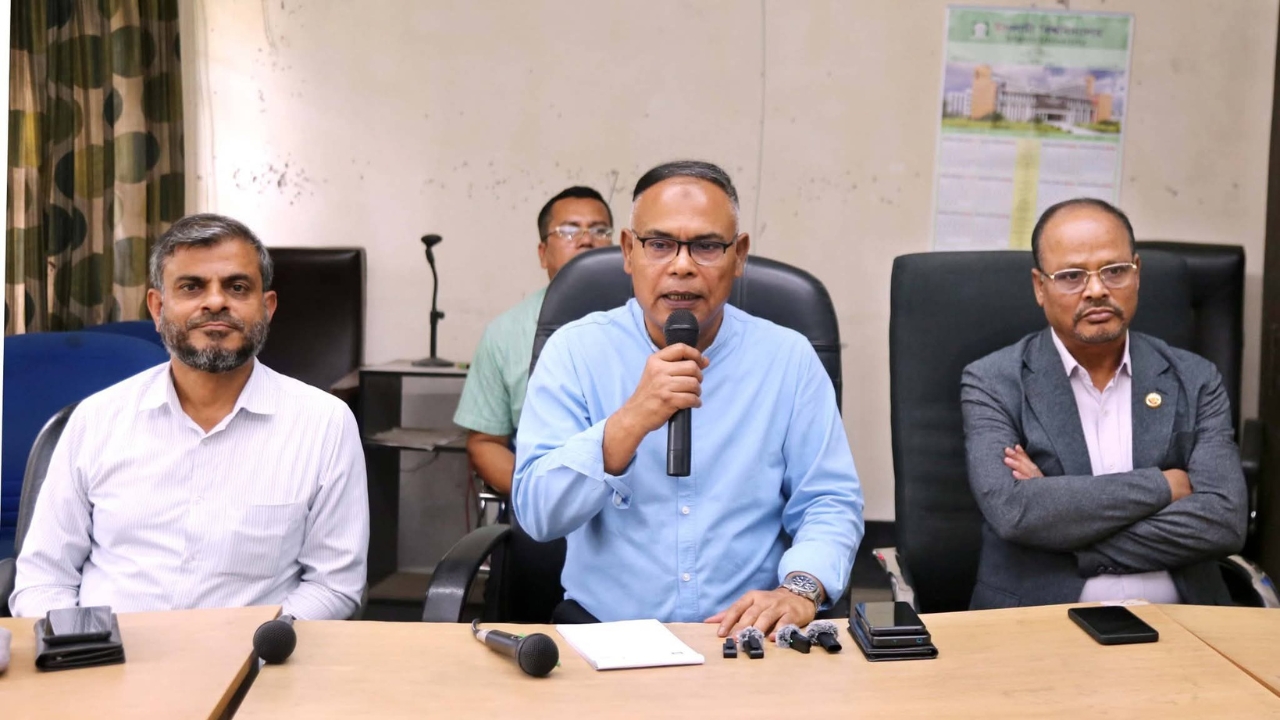 আমাকে ভুল বুঝিয়ে গোষ্ঠীগত স্বার্থ হাসিল সম্ভব নয় : ইবি ভিসি