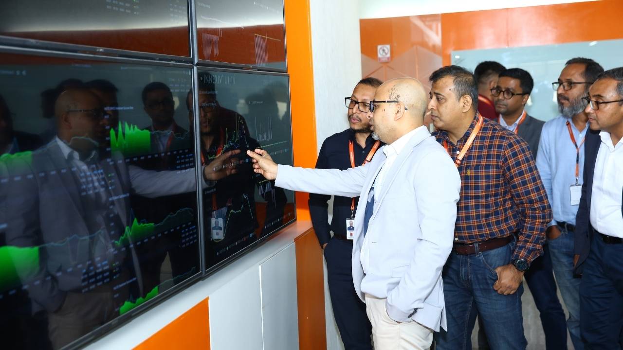 গ্রাহকদের জন্য মানসম্পন্ন সংযোগ ও তরঙ্গের সুষম বণ্টন জরুরি : ফয়েজ আহমদ তৈয়্যব