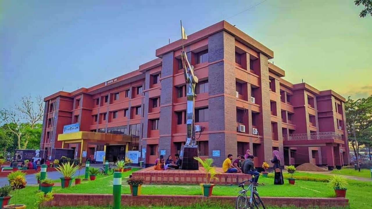 পবিপ্রবিতে ডিভিএম ডিগ্রি পুনর্বহালের দাবীতে একাডেমিক ও প্রশাসনিক ভবনে তালা