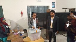 রাজবাড়ী সরকারি উচ্চ বিদ্যালয়ে ভোট দিলেন ধানের শীষের প্রার্থী খৈয়ম