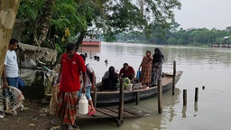 স্থায়ী ঘাট না থাকায় চরম ভোগান্তিতে শত শত মানুষ