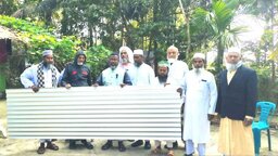 পাথরঘাটায় জামায়াতের পক্ষ থেকে অসহায় পরিবারের মাঝে ঢেউটিন বিতরণ