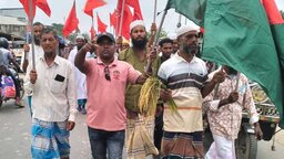 ধানের ন্যায্যমূল্য ও সিন্ডিকেট ভাঙার দাবিতে কলাপাড়ায় কৃষকদের বিক্ষোভ