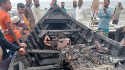 কুয়াকাটা সৈকতে দুর্বৃত্তদের তাণ্ডব, পেট্রোল ঢেলে পুড়িয়ে দেওয়া হলো জেলের নৌকা