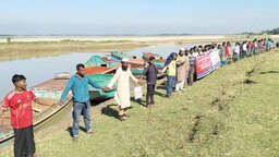 সুনামগঞ্জে নদীপথে চাঁদাবাজি ও শ্রমিক নির্যাতনের প্রতিবাদে মানববন্ধন