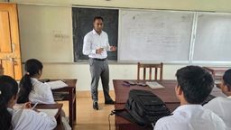 বিদ্যালয় পরিদর্শনে গিয়ে শিক্ষার্থীদের ক্লাস নিলেন ইউএনও