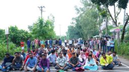 রবীন্দ্র বিশ্ববিদ্যালয়ের স্থায়ী ক্যাম্পাসের দাবিতে মহাসড়কে পথনাটক