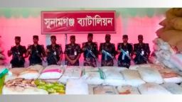 সীমান্তে  নৌকা ভর্তি কোটি টাকার পণ্য জব্দ