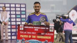 বিপিএলের সেরা খেলোয়াড়ের অর্থপুরস্কার মাঠকর্মীদের দিলেন শরিফুল