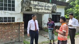 বিভাগীয় কমিশনারের আকস্মিক পরিদর্শন, রাজাপুরের ভূমি কর্মকর্তা সাময়িক বরখাস্ত