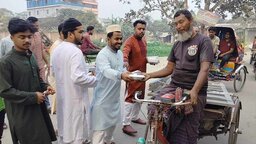 গোপালগঞ্জে দিনমজুর ও অসহায় মানুষের মাঝে পৌর ছাত্রদলের ইফতার বিতরণ