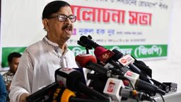 প্রশ্ন করলেই হাসি দিয়ে এড়িয়ে যান ড. ইউনূস : মাহমুদুর রহমান মান্না