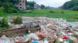 নদীতে ফেলা হচ্ছে মুকসুদপুর পৌরসভার বর্জ্য, দূষণে অতিষ্ঠ এলাকাবাসী