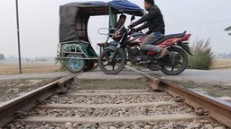 নীলফামারীর অরক্ষিত লেভেল ক্রসিংয়ে এক বছরে নিহত ১৪