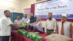 নীলফামারীতে প্রান্তিক কৃষকদের মাঝে বিনামূল্যে সার ও বীজ বিতরণ