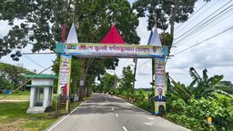 টুঙ্গিপাড়ায় দুপুরে ৩৬ জুলাই’র তোরণ নির্মাণ রাতে আগুন