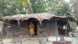মেঘ দেখলেই অন্যের ঘরে আশ্রয়, আষাঢ়-শ্রাবণ কাটে প্রতিবেশীর বাড়িতে
