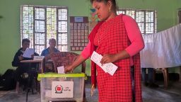 সিলেটে আদিবাসী খাসিয়া সম্প্রদায়ের সাথে ভোটার শিক্ষা বিষয়ক মক ভোটিং অনুশীলন এর আয়োজন করা হয়েছে