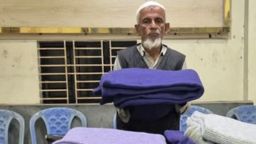 ফেনীতে সংবাদপত্র বিপণন কর্মীদের মাঝে কম্বল বিতরণ।