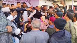 খালেদা জিয়ার দোয়া মাহফিলে বিএনপির দুই পক্ষের হাতাহাতি ও মঞ্চ দখল