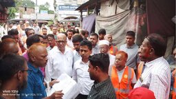 ফরিদপুরে পৌরসভার উদ্যোগে দখলকৃত ‌জমি উদ্ধার, ব্যবসা প্রতিষ্ঠান উচ্ছেদ
