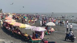 কুয়াকাটা সৈকতে পর্যটকের উপচে পড়া ভিড়, উৎসবের আমেজে মুখর সাগরকন্যা