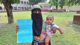 কারাবন্দি ভ্যানচালক স্বামীকে মুক্ত করতে অসুস্থ বাচ্চাকে নিয়ে দ্বারে দ্বারে ঘুরছে স্ত্রী