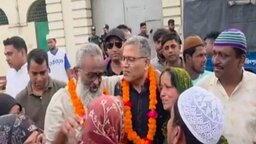 ফরিদপুরে আ. লীগ নেতাকে কারা মুক্তির পর জেলগেটে বরণ করলেন বিএনপি'র এমপি