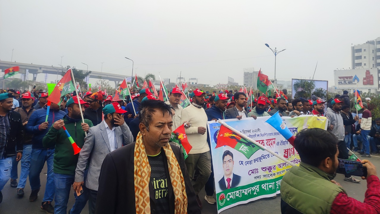 তারেক রহমানকে বরণে স্লোগানে প্রকম্পিত ৩০০ ফিট