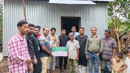 মনোহরদীতে অসহায় পরিবারকে ঘর উপহার দিল আবাবিল যুব সংঘ