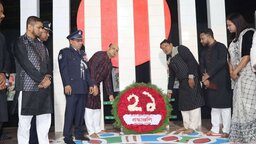 গোপালগঞ্জে একুশের প্রথম প্রহরে নবনির্বাচিত এমপি কে এম বাবরের শ্রদ্ধা নিবেদন